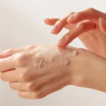 PLU Perfumed Woody Floral Body Scrub – Exfoliant cu Sare de Mare (500 g) - imagine 3
